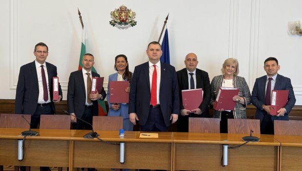 ДПС се регистрира за изборите: Ще направим кампания за позитивното бъдеще на България (СНИМКИ/ВИДЕО)