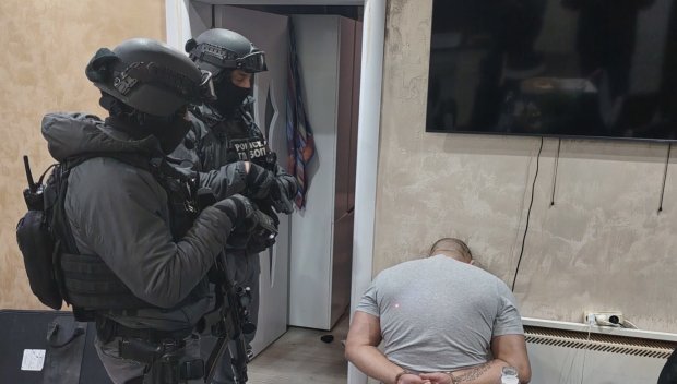 Закопчаха шестима от ОПГ за трафик на хора и разврат (СНИМКИ)