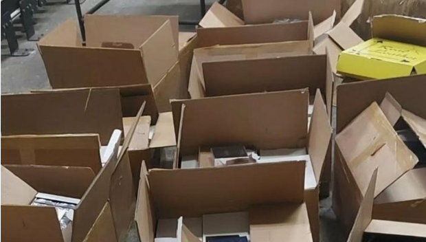 Близо 15 000 контрабандни дрехи и парфюми задържаха митничари край Кардам (СНИМКИ)