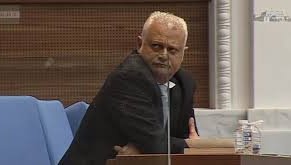 ХИТ В НС! Заподозряха Емил Дечев, че е вкарал бутилка с алкохол в парламента (ВИДЕО)