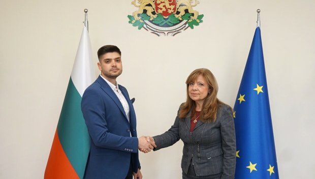 БЕЗПАРДОННИ: Спипаха заместник-областния управител на Хасково да влиза в партиен офис на Промяната (СНИМКИ)