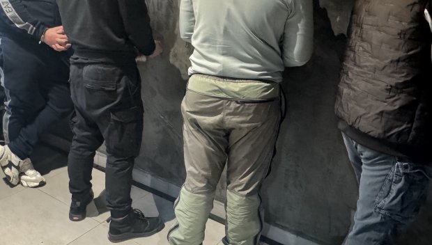 Оставиха в ареста седем души, изнудвали и пребивали длъжници на бързи кредити