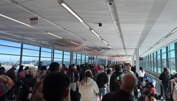 19-годишен българин е задържан на летището в Атина за контрабанда на цигари