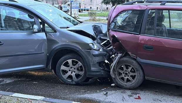 Жена е в болница след катастрофа в София