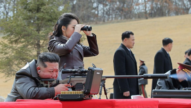 Ким Чен-ун тества пистолети заедно с дъщеря си във фабрика за боеприпаси