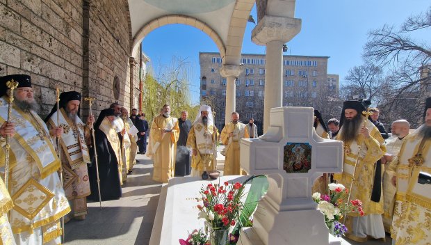 Отслужиха панихида в памет на патриарсите Кирил и Неофит