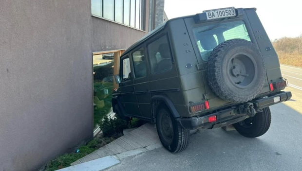 Военен джип хлътна в рибен ресторант на пътя за Калофер