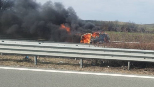Кола пламна на магистрала Тракия в района на Пловдив