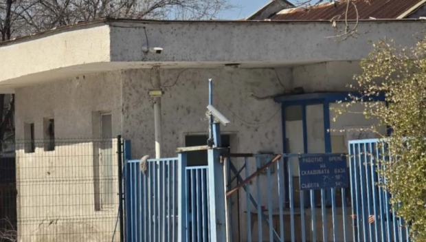 Разследват пожар в склад за детски играчки в Пловдив