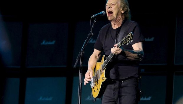 Китаристът на AC/DC Стиви Йънг е приет в болница
