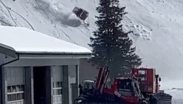 Силен вятър откачи кабинка на лифт в ски курорт, има загинал (СНИМКИ)