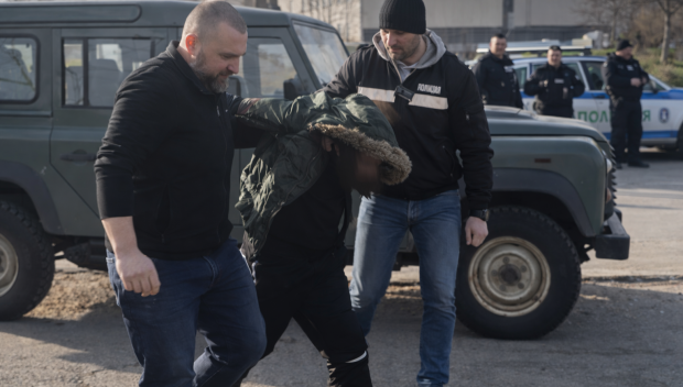 Арести в Бугас: 10 задържани при спецакция срещу купения вот и разпространението на дрога