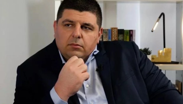 ЩЕ СЕ САМОИЗЯДАТ! Ивайло Мирчев призна за изнудване от ПП и Асен Василев, но не каза как се озова начело на листа, въпреки че грубо потъпка закона и набута с измама децата си в детска градина