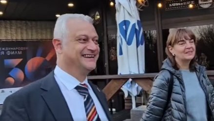 Питаха Емил Дечев за пиянските му снимки и защо остави дъщеря си сама в апартамент на 8-ия етаж, той: Много хубав пролетен ден (ВИДЕО)