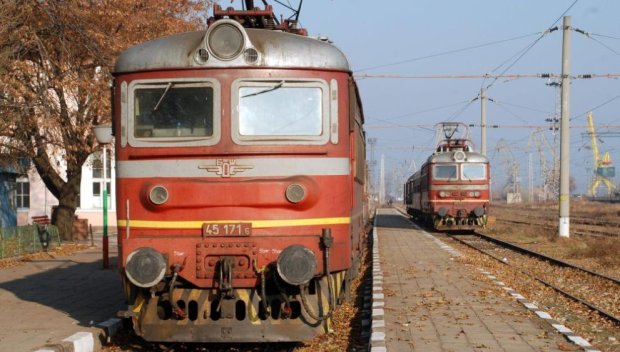 Задържаха мъж, счупил панорамното стъкло на локомотив на жп гара Роман