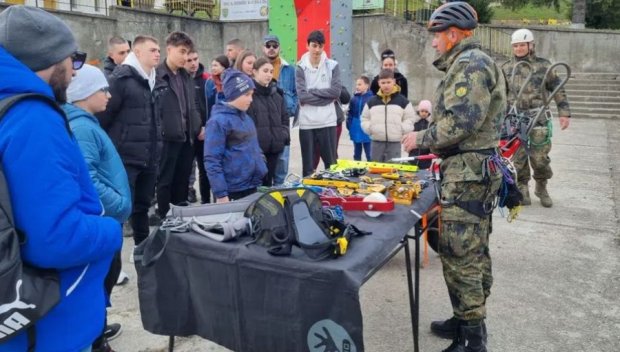 Деца на военнослужещи, загинали при или по повод изпълнение на военната служба, посетиха 101-ви алпийски полк