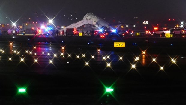 Самолет се сблъска с пожарна на летище Ла Гуардия в Ню Йорк, спряха всички полети (ВИДЕО)