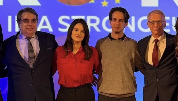 МОДА ЛИ Е, ЧУДО ЛИ Е! 22-годишна кандидат-депутатка на ППДБ хвъли в шок Мрежата - цъфна на откриването на кампанията с криви нокти като на граблива птица (СНИМКИ)