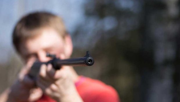 ИГРАЧКА-ПЛАЧКА: Дете простреля дете с въздушна пушка