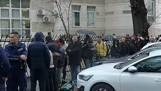 Скандали и напрежение пред служба Миграция в Пловдив