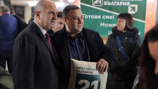 ПОТРЕС КАМПАНИЯ! Скандалният бивш кмет на Омуртаг Ешреф Ешрефов се СНИМА с възглавничка до Румен Радев