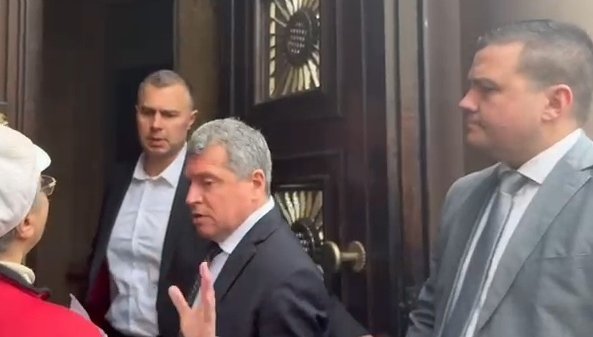 НАПРЕЖЕНИЕТО СЕ ПОКАЧВА! Всички депутати на ИТН отидоха в президентството, Йотова обеща да ги приеме със закъснение. Хората на Слави заговориха за импийчмънт (ВИДЕО)