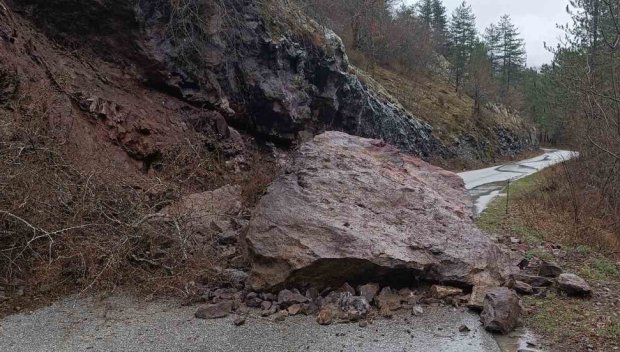 Паднала скала прекъсна пътя Белица - Загражден, валежите активираха свлачищата в Родопите