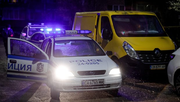 ЛУД ЕКШЪН: Задържаха бус с мигранти в столичен квартал (СНИМКИ)