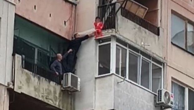 Родителите на висящото от балкон дете - задържани