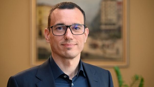 САМО В ПИК И РЕТРО: Щерката на Васил Терзев пръска пачки в бутиците на Милано (СНИМКИ)