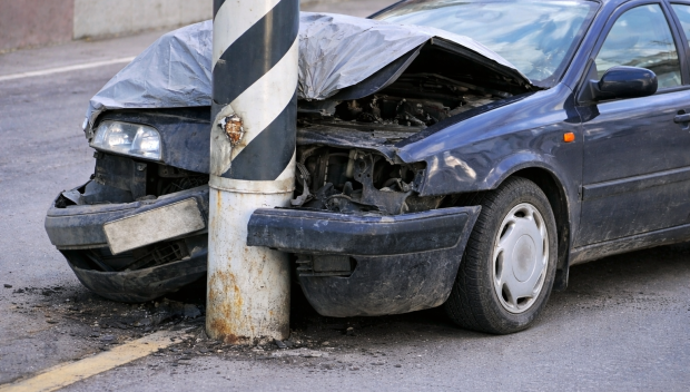 Кола се заби в стълб в пловдивското село Чешнегирово