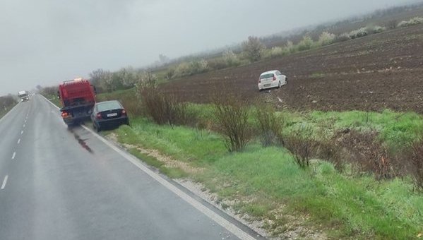 Водачка с бяло БМВ заора в нива край Първомай