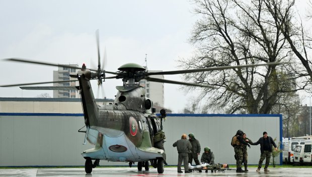 Хеликоптерите на Крумово тренираха с медици спасяване на пострадали