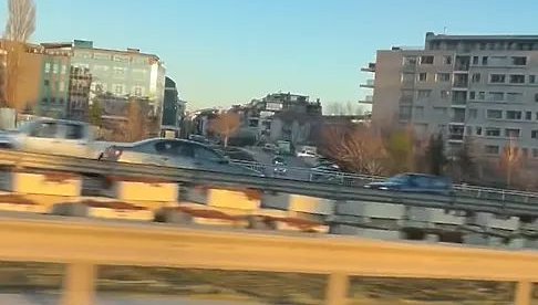 ОПАСНО ШОФИРАНЕ: Безумец натисна газта в насрещното на бул. „България“ (ВИДЕО)