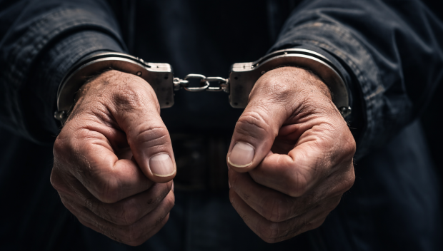 Блудство с непълнолетни момичета в автобус в Перник, задържаха 63-годишен мъж