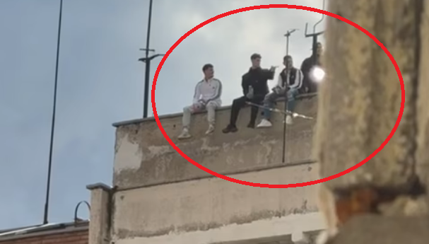 Ако някой си познае децата, да ги прибере: Младежи увиснаха от покрива на 21-етажен блок в центъра на София (ВИДЕО)