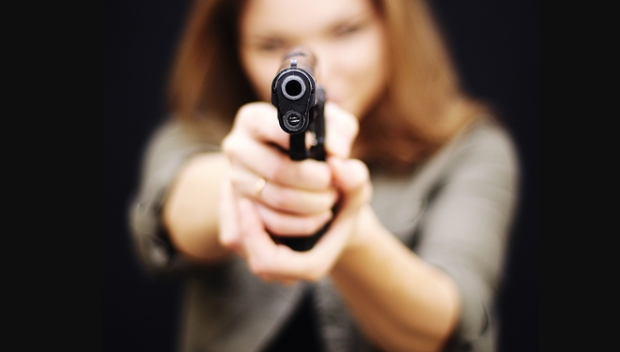 Искам 100 000 лева: Жена опита да обере банка в София с фалшив пистолет