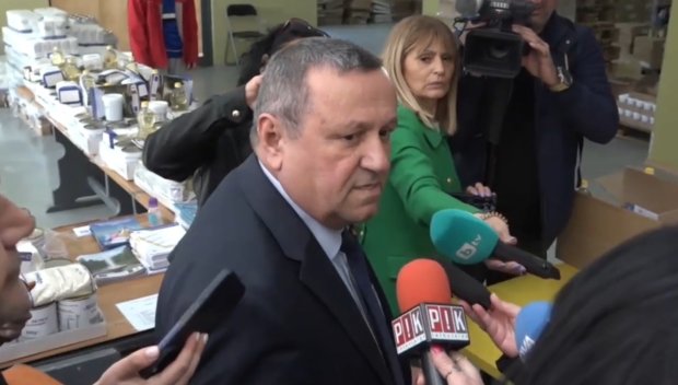 СРАМ И РЕЗИЛ! Дерибеят на Доган - Хасан Адемов, се оплете в оправдания за предизборните акции в Хасково и Якоруда (ВИДЕО)