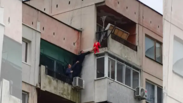 Намериха приемно семейство за висящото момченце от Ямбол и сестричката му