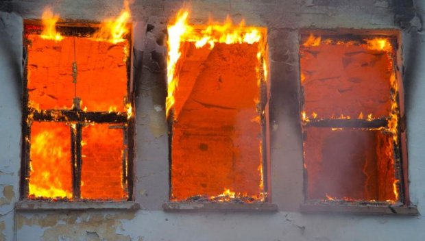 Пожар изпепели покрив на къща в село Илия Блъсково