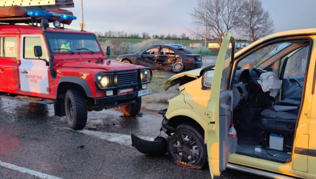 Катафалка с покойник от Германия се вряза в кола на изхода на Русе