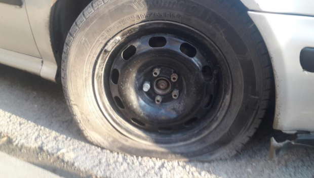Полицията откри мъжа, нарязал гумите на две коли в Руец
