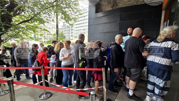 Опашки от желаещи да гласуват българи пред две от секциите в Атина