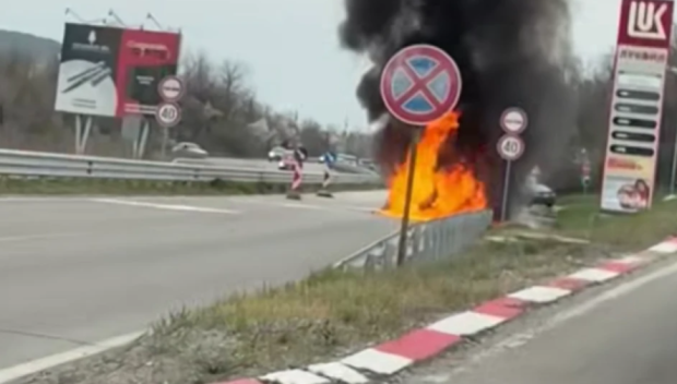 Кола пламна край бензиностанция до Владая