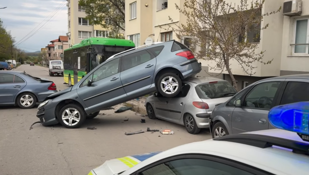 Зрелищна катастрофа в Хасково: Автобус помете три паркирани автомобила
