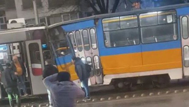 ОТ ПОСЛЕДНИТЕ МИНУТИ! Отново катастрофа с два трамвая
