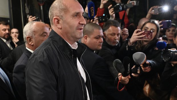 ЛЮБОПИТНО! Ето с колко бие Радев на изборите в родното Славяново