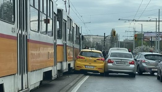 Такси остана заклещено между трамвай и кола, движението по линия 20 е блокирано