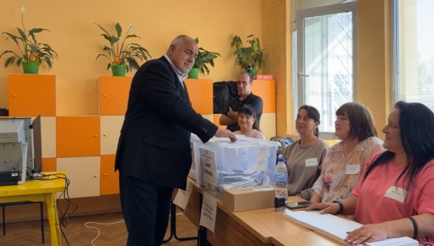 ПИК TV! Бойко Борисов гласува с хартиена бюлетина: ГЕРБ няма да участва в коалиции (ВИДЕО)