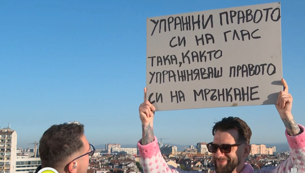 Човекът с халата издигна ново послание в деня на вота